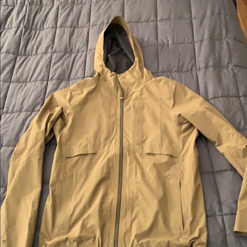 Lululemon outpour shell